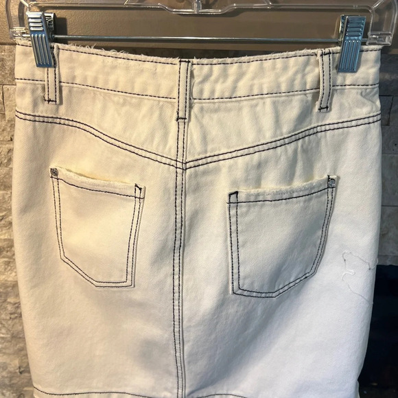 Misguided size 6 White distressed cotton skirt with black stitching - Picture 6 of 10
